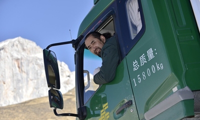 Qimeiduoji in his mail truck 