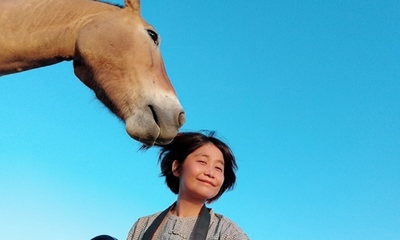 Zhang Hefan with a Przewalski's horse