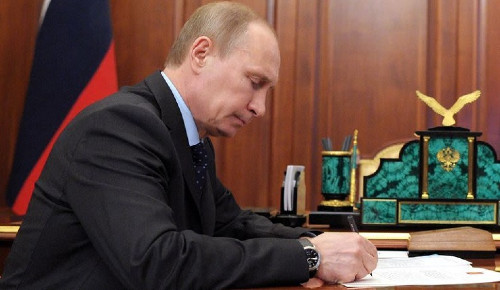 Putin writing at desk