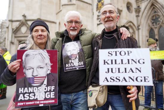 Assange extradition protesters