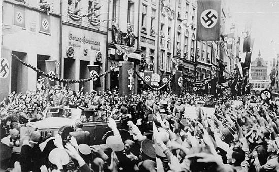 Danzigers cheer for Adolf Hitler