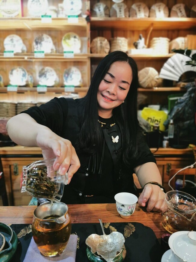 Jeff ExAd 7 woman pouring tea